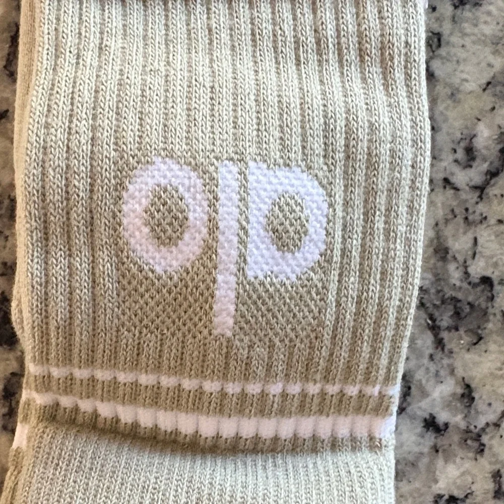 ALO Yoga Unisex Throwback Socks Limestone